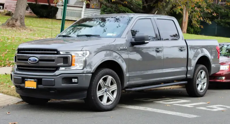 Szary Ford F-150 Sport stoi zaparkowany na ulicy, gotowy na jesienne przygody.