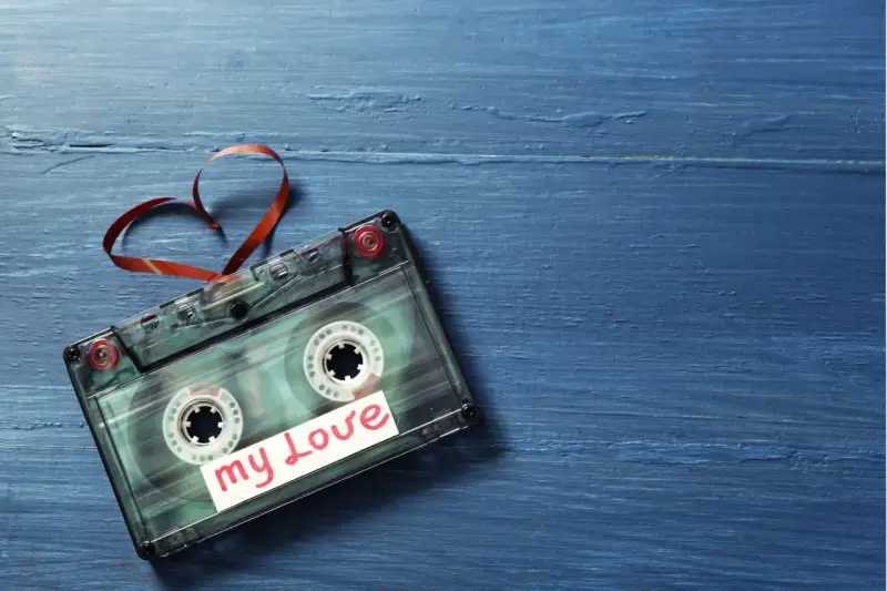 Taśma magnetofonowa uformowana w serce, z napisem "my Love" na etykiecie. Jedna z najbardziej poszukiwanych kaset magnetofonowych.