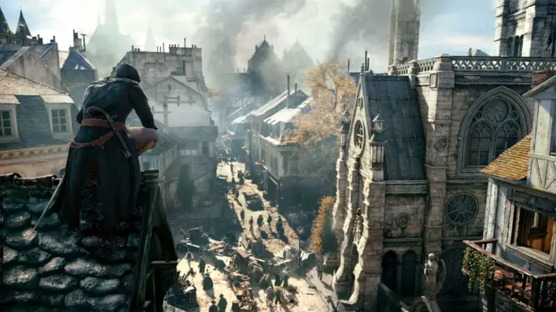 Postać w kapturze obserwuje z dachu zgiełk ulicy w Paryżu, gdzie rozgrywa się akcja gry AC Unity.