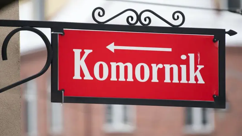 Tabliczka "Komornik" z białą strzałką w lewo. Zastanawiasz się, ile komornik może zabrać z emerytury?