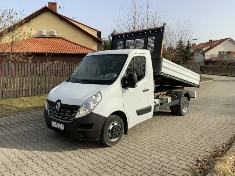Biała wywrotka Renault Master gotowa do pracy. Idealna do transportu materiałów budowlanych. Wynajem wywrotki bez kierowcy to wygoda i oszczędność.