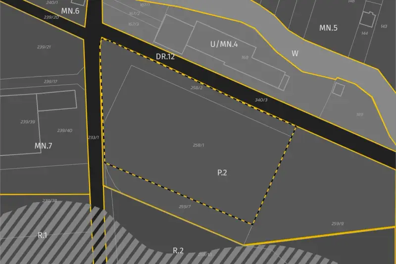 Fragment mapy z oznaczeniami działek i ulic. Dowiedz się, jak sprawdzić plan zagospodarowania przestrzennego działki, analizując takie dokumenty.