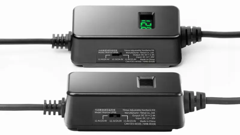 Zestaw 70mai hardwire kit jak podłączyć. Dwa moduły z wyświetlaczem LED i oznaczeniami technicznymi.