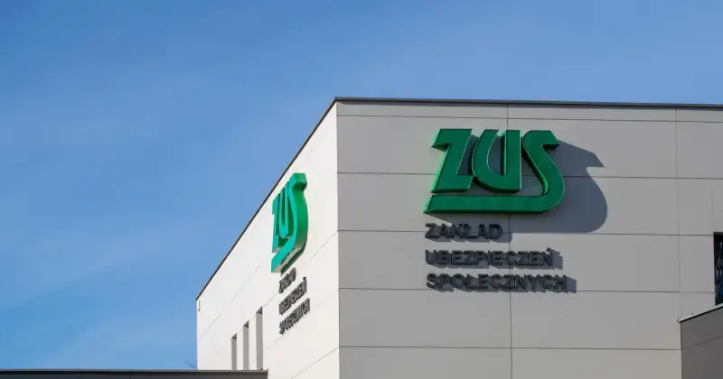 Budynek ZUS z zielonym logo. Tu dowiesz się, jak sprawdzić OFE zmarłego.