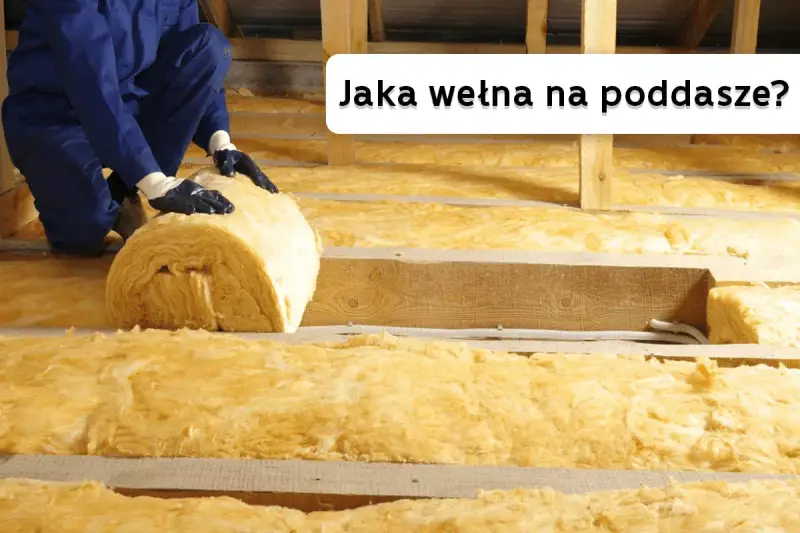 Ocieplanie poddasza najlepszą wełną mineralną. Pracownik układa rolkę izolacji.