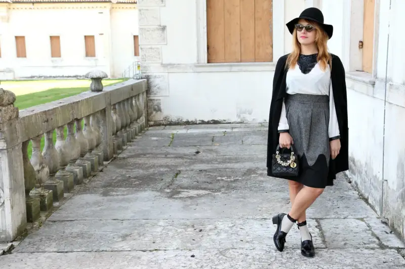 Donna con cappello nero, gonna grigia e francesine. Un look chic per ogni occasione, scopri come abbinarle!