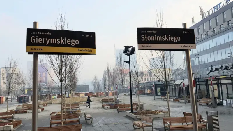 Znaki uliczne w Katowicach: Gierymskiego i Słonimskiego. Miejsce z ławkami i drzewami, idealne na sk rejestracja.