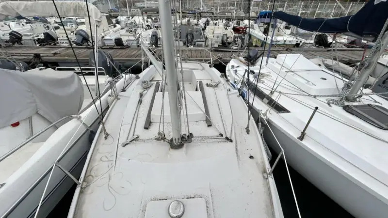Vue du pont d'un voilier Jeanneau Flirt, prêt pour l'aventure. La fiche technique de ce bateau promet de belles navigations.