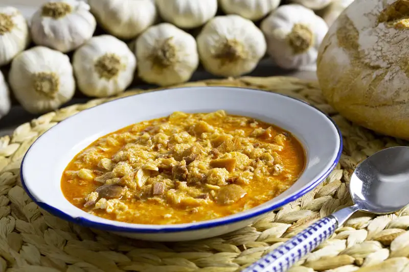¿Sopa de ajo o castellana? La guía definitiva para no confundirlas