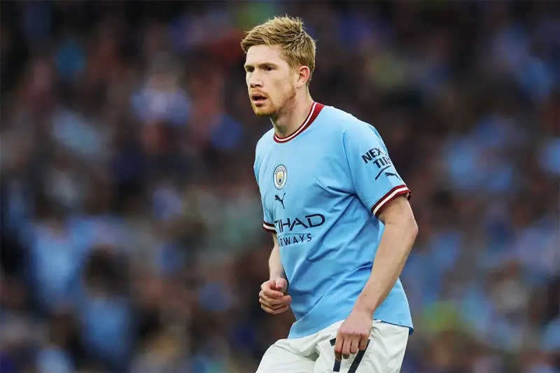 Kevin De Bruyne w błękitnej koszulce Manchesteru City, gotowy do gry. Jego obecne drużyny to właśnie The Citizens.