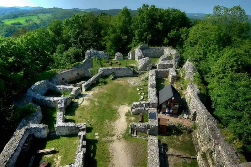 Ruiny zamku w Wleniu, malownicze wzniesienie z widokiem na dolinę. Wspaniałe wleń atrakcje dla miłośników historii.