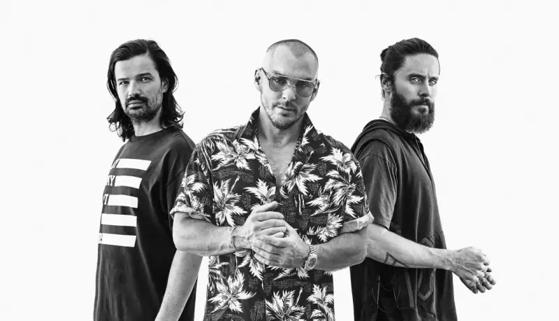 Les membres de Thirty Seconds to Mars posent ensemble, un regard intense sur le visage de Jared Leto.