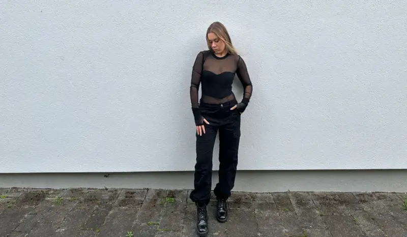 Stylizacja na koncert przy świecach: czarny, prześwitujący top, bojówki i ciężkie buty.