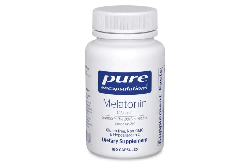 Biała butelka Pure Encapsulations Melatonin 0.5 mg, 180 kapsułek. Idealna dla osób szukających wsparcia snu, bez glutenu i GMO.