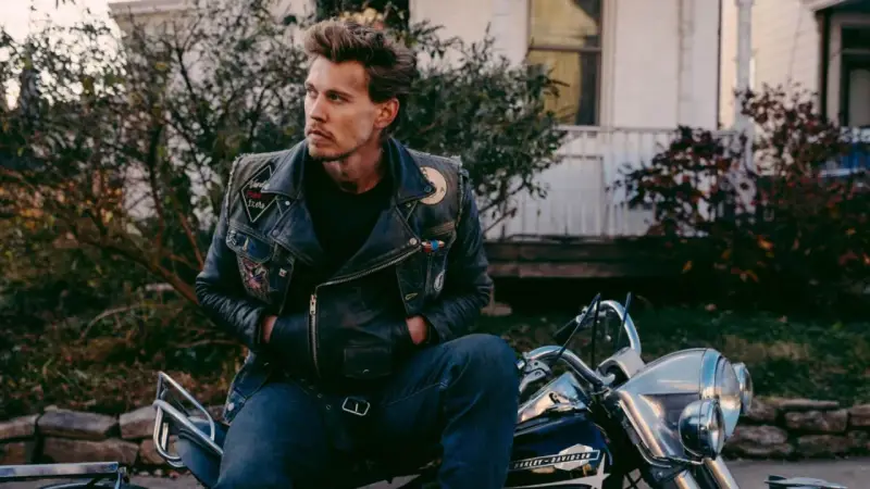 Austin North, protagonista di film e programmi TV, con giacca di pelle e moto.