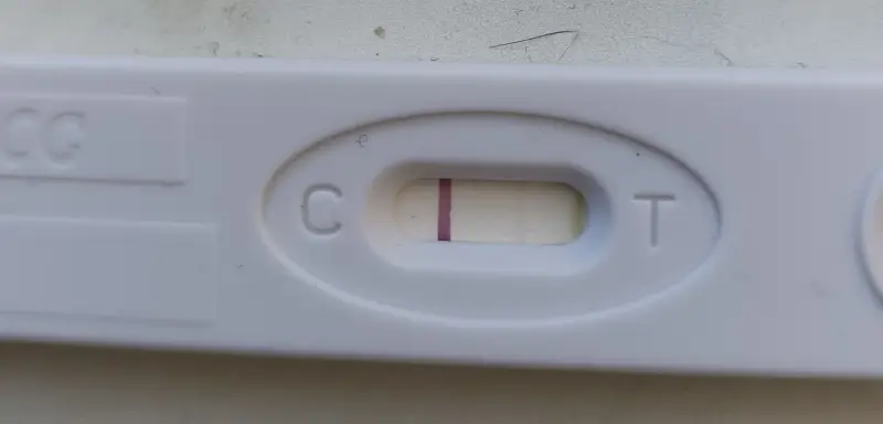Test ciążowy z jedną, bladą kreską przy literze "C". Wynik negatywny.