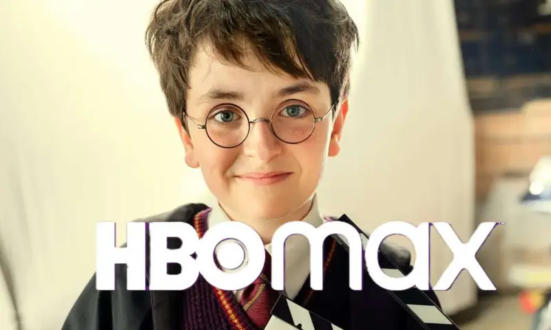 Chłopiec w okularach jak Harry Potter z klapsem filmowym. Chcesz wiedzieć, harry potter gdzie obejrzeć? Sprawdź HBO Max!