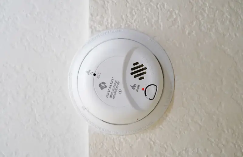 Détecteur de fumée et de monoxyde de carbone installé au plafond. Il est temps de penser au remplacement, que vous soyez locataire ou propriétaire.