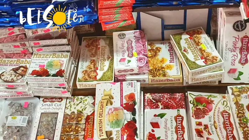 Co warto kupić na Cyprze? Mnóstwo słodkości: chałwy, baklavy, Turkish Delight w różnych smakach, np. różany, pistacjowy, z granatem.