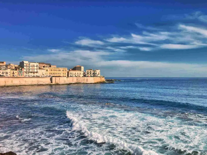Siracusa: cosa vedere a Siracusa e dintorni in 5 giorni. La costa con palazzi storici e il mare blu.