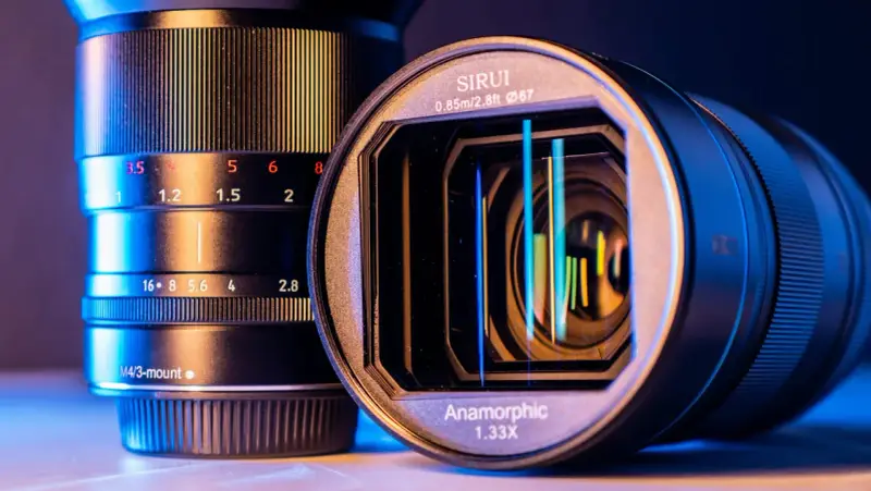 Dwa obiektywy, jeden z oznaczeniem "Anamorphic 1.33X", drugi z podziałką przysłony.