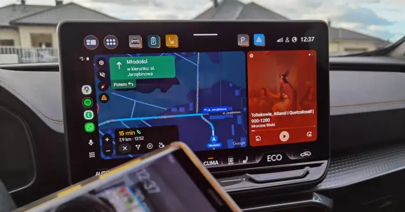 Nowa android auto aktualizacja wyświetla mapę z trasą do Młodości, Spotify i czas 12:37.