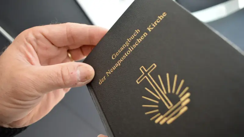Ein Gesangbuch der Neuapostolischen Kirche, die Frage nach einer Sekte oder nicht, wird hier durch das Buch selbst aufgeworfen.