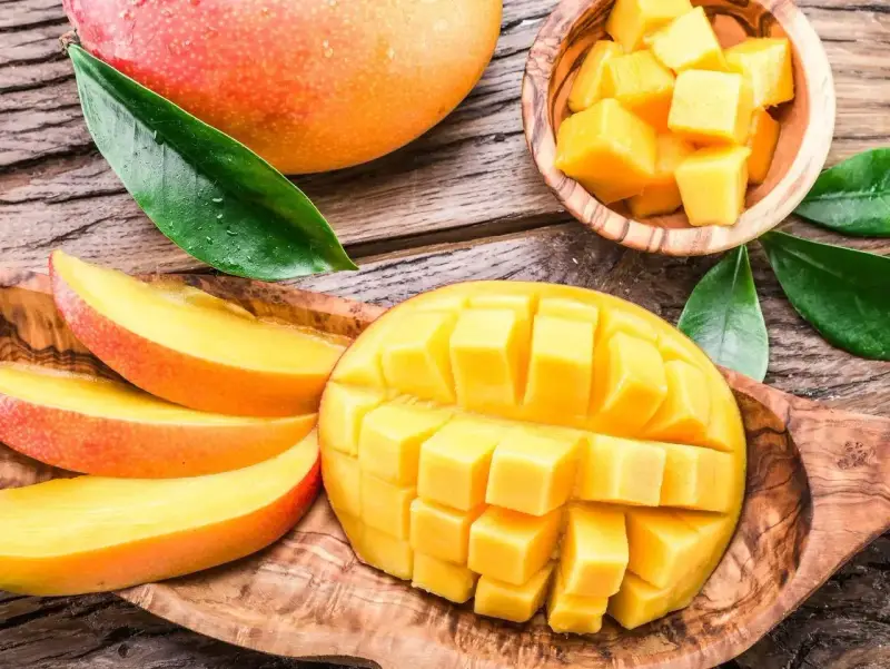 Soczyste mango, pokrojone w kostkę i plastry, zachęca do odkrycia, jaki smak ma mango – słodki, tropikalny raj.