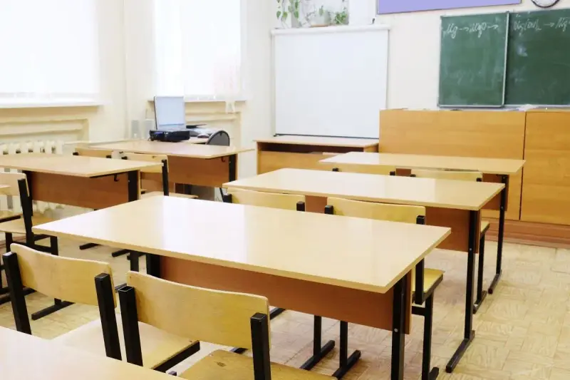 Puste ławki w sali lekcyjnej. Czy w 7 klasie jest technika? Może tu odbywają się zajęcia z tego przedmiotu.