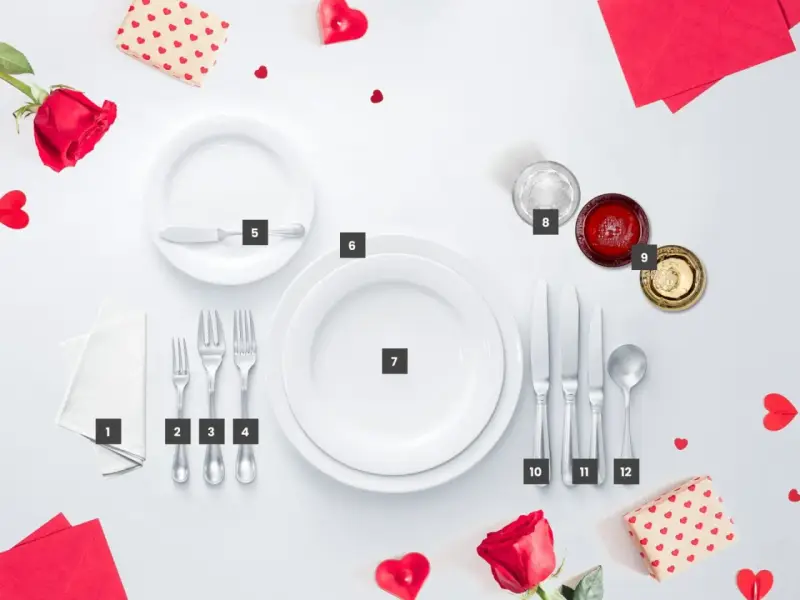 Un ensemble complet pour les art de la table, avec assiettes, couverts, verres et décorations en forme de cœur.