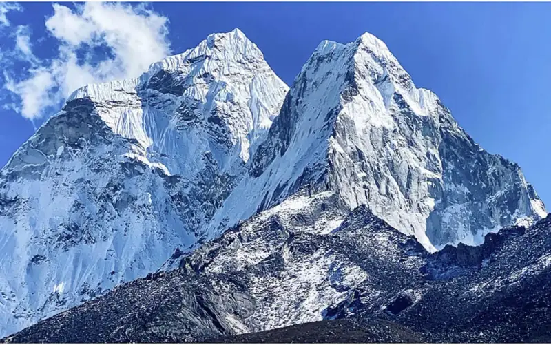 Majestatyczne, ośnieżone szczyty Himalajów, widok z everest base camp.