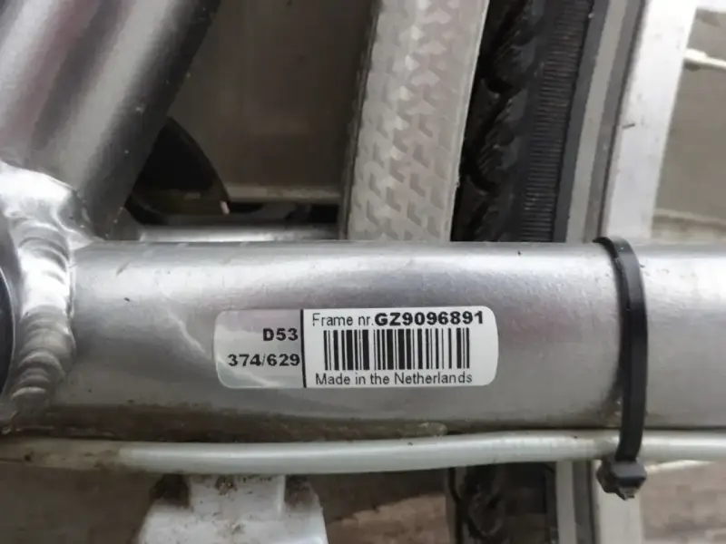 Naklejka z numerem ramy roweru: GZ9096891. Wyprodukowano w Holandii.