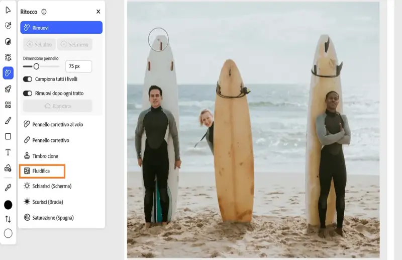 Interfaccia di Photoshop con strumento Fluidifica selezionato, pronto per ritoccare surfisti sulla spiaggia.