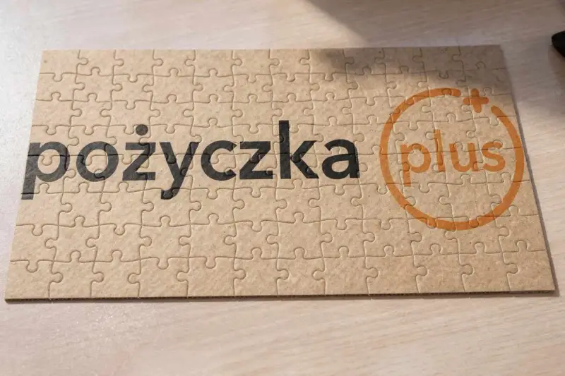Puzzle z napisem "pożyczka plus". Czyżby to wezwanie na policję w sprawie nieuregulowanych zobowiązań?