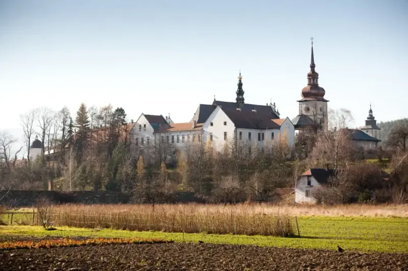 Stary Sącz atrakcje: malowniczy zespół klasztorny na wzgórzu, otoczony zielenią i polami.