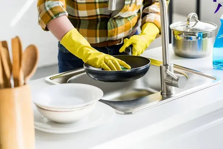 Jak usunąć przypalenia ze spodu patelni? Domowe i chemiczne sposoby