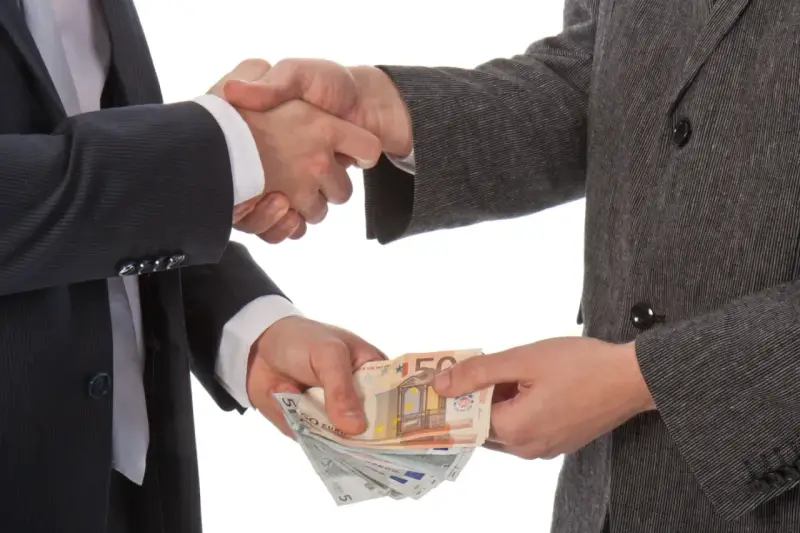 Uścisk dłoni i przekazanie pieniędzy. Czy to początek nielegalnej transakcji, która wkrótce będzie podlegać zmianom w kodeksie karnym?