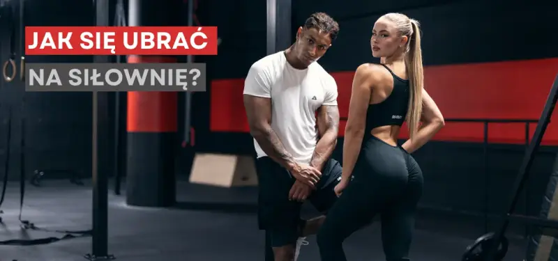 Jaki strój na siłownię? Para w sportowych ubraniach pozuje na tle siłowni.