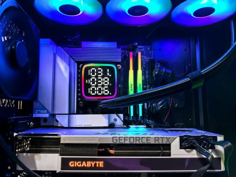 Wnętrze komputera z podświetlaną kartą graficzną GeForce RTX i wyświetlaczem temperatury CPU. Idealne do naprawy kart graficznych.