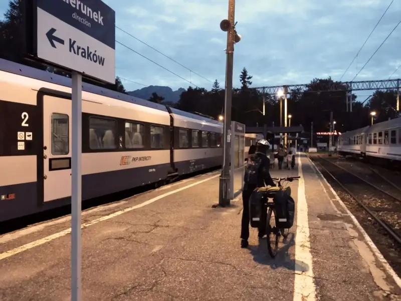 Kraków, Budapeszt, pociąg. Rowerzysta z bagażami czeka na peronie na pociąg do Krakowa.