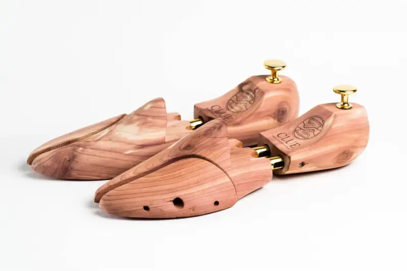 Drewniane prawidła do sneakersów z logo CLUE, wykonane z cedru, zapewniające świeżość i idealny kształt obuwia.