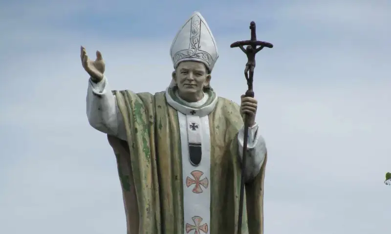 Pomnik Jana Pawła II z krzyżem. Zastanawiamy się, ile języków znał Jan Paweł II, który przemawiał do świata.