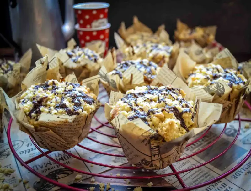 Saftige Nutella Muffins mit Streuseln und Schokodrizzle, in Zeitungspapier gebacken.