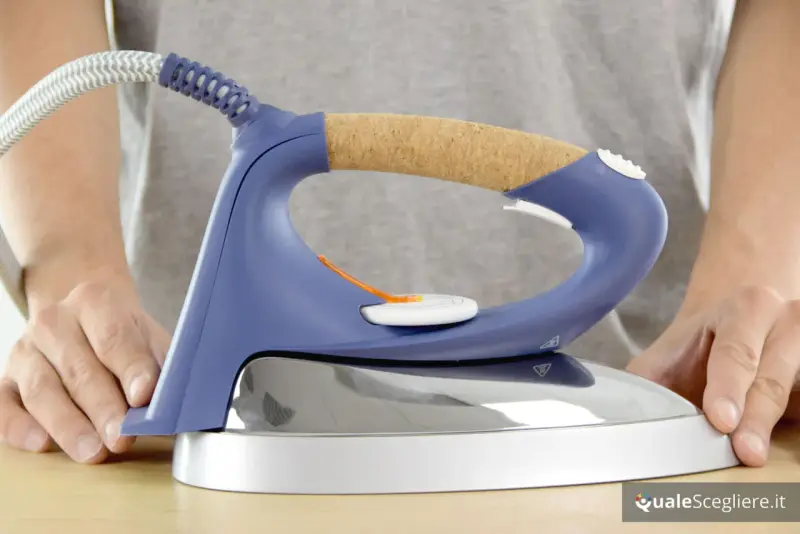 Stirare diventa un piacere con la stirella De Longhi Dual, dal design ergonomico e manico in sughero.