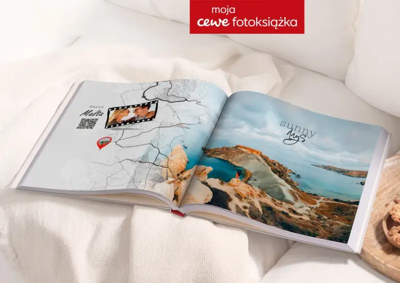 Otwarta fotoksiążka z mapą Malty i zdjęciami z podróży. Krótki czas realizacji fotoksiążki sprawia, że wspomnienia szybko wracają.