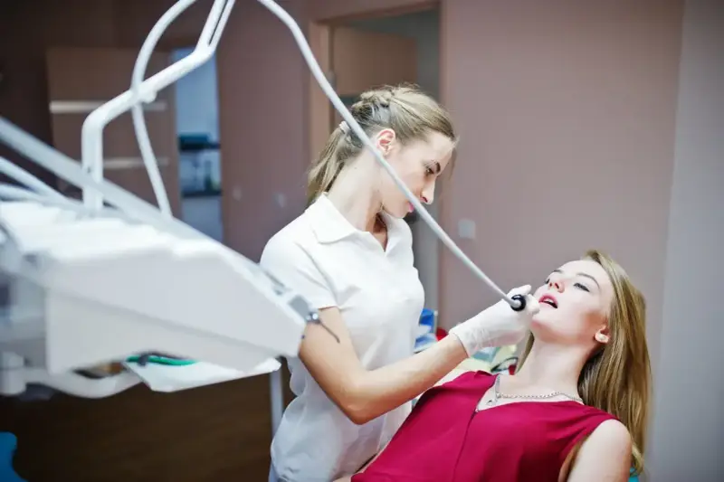 Dentystka usuwa próchnicę. Czy usuwanie próchnicy boli? Znieczulenie sprawia, że zabieg jest bezbolesny.