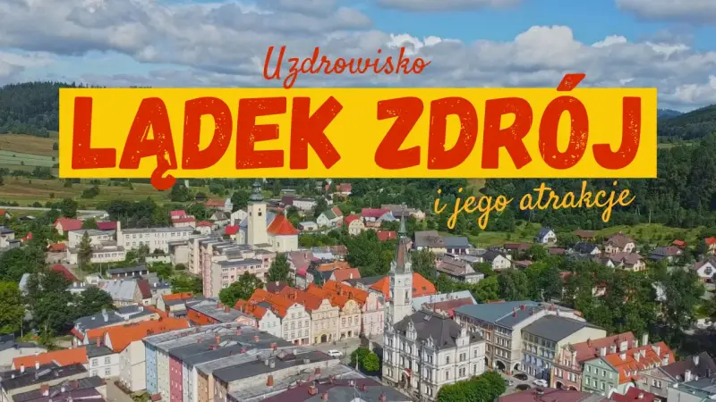 Uzdrowisko Lądek Zdrój i jego atrakcje. Widok z lotu ptaka na malownicze miasteczko z kolorowymi kamienicami i kościołem.