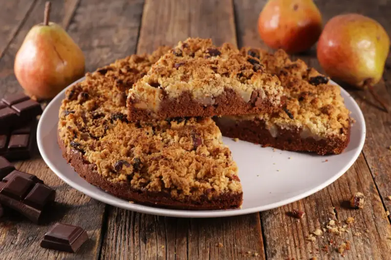 Gâteau au chocolat avec crumble aux pommes et poires, parfait pour une recette crumble pomme poire.