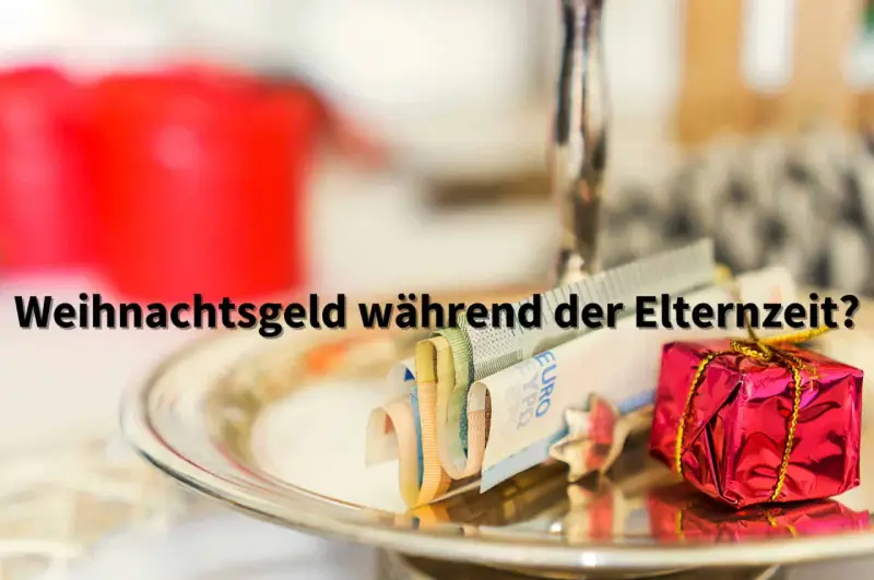 Geld und ein kleines Geschenk auf einem Teller. Die Frage: Weihnachtsgeld während der Elternzeit?