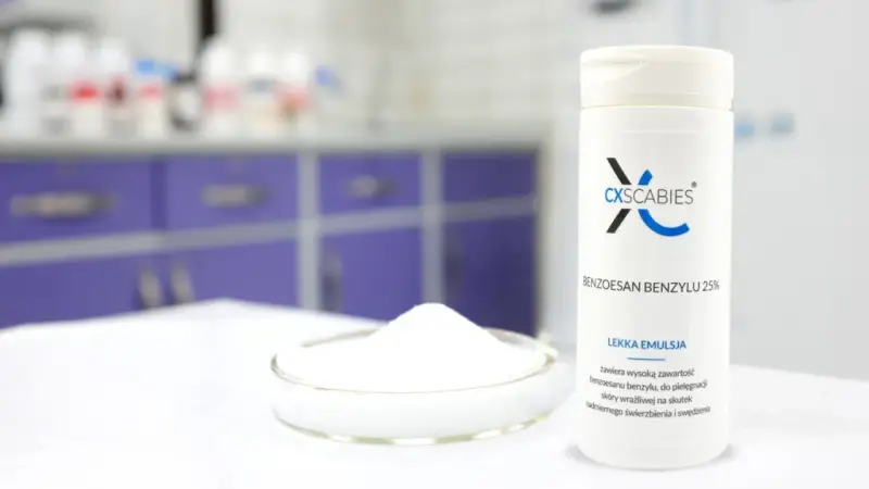 Biały proszek w szalce Petriego i butelka z napisem "Benzoesan benzylu 25%". Produkt zawiera benzoesan benzylu, łagodzący podrażnienia skóry.